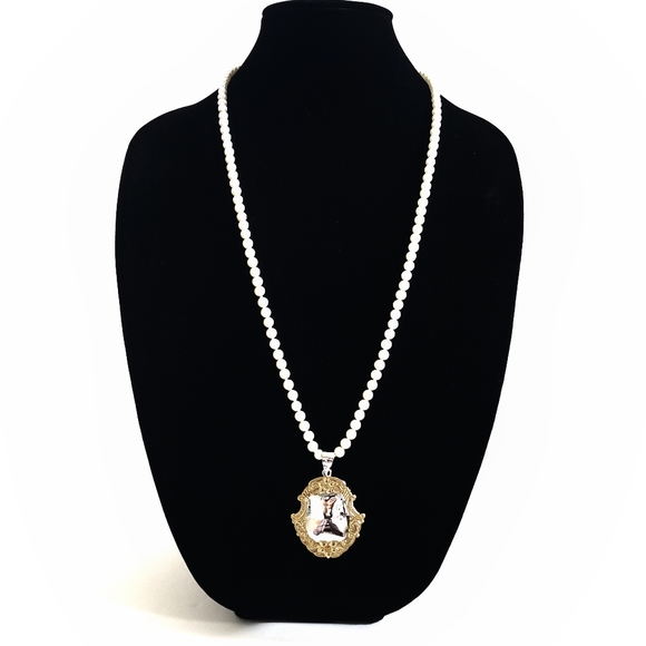 Vtg SS Repousse pendant with faux pearl necklace - Picture 2 of 7